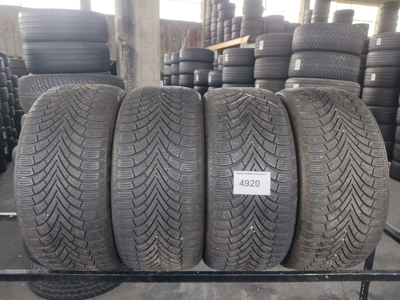245/40r19 maxxis