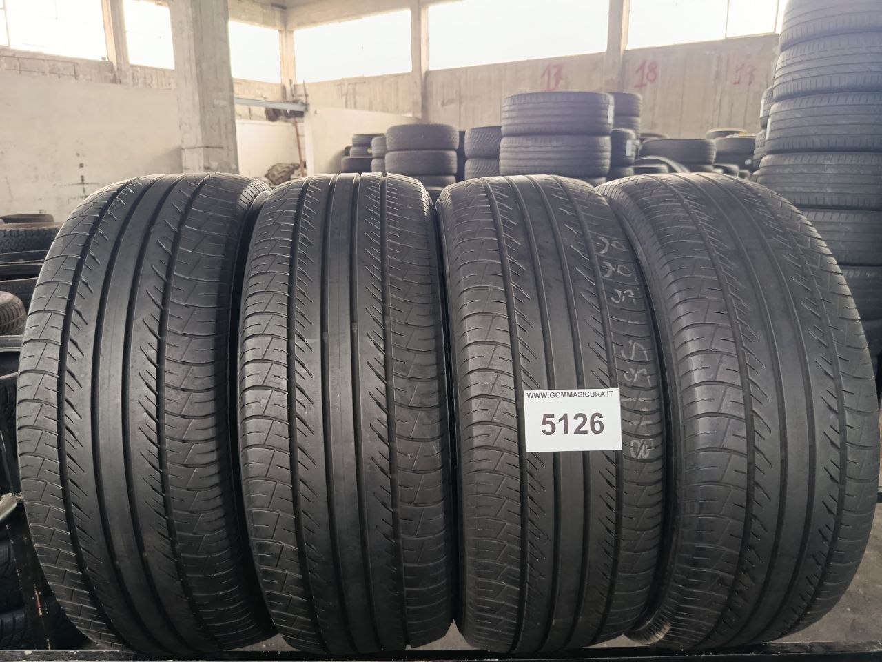 225/55r18 Yokohama bluearth E 70